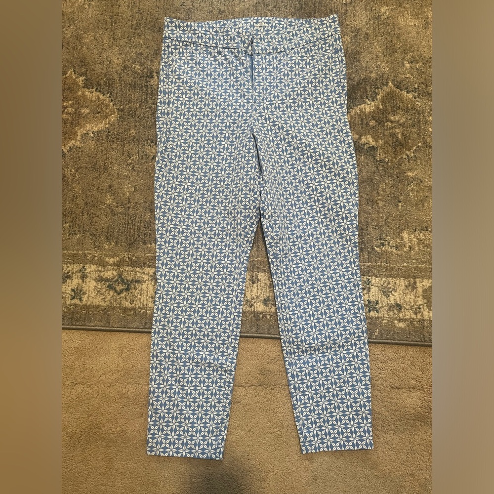 EUC Old Navy pixie pants. Blue and white print. Size 10
